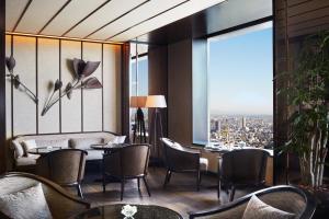 comedor con mesa, sillas y ventana en The Ritz-Carlton, Tokyo, en Tokio