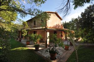 馬薩馬里蒂馬的住宿－哥里貝托農家樂，前面有盆栽植物的房子
