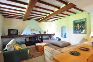 馬薩馬里蒂馬的住宿－哥里貝托農家樂，客厅配有沙发和桌子