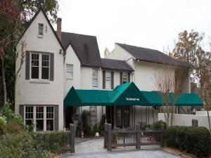 een huis met een groene luifel ervoor bij The University Inn at Emory in Atlanta