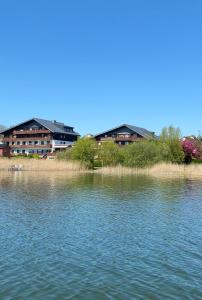 ein großer Wasserkörper mit Gebäuden im Hintergrund in der Unterkunft Apartment am See in Scharbeutz