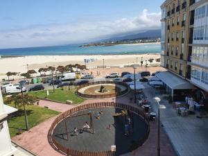 widok na plażę z budynku w obiekcie Apartamentos Terraza playa w mieście Foz