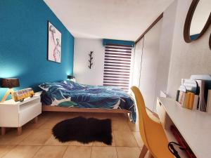 Ένα ή περισσότερα κρεβάτια σε δωμάτιο στο Appartement 2 chambres, à 100m de la plage, 7 nuits minimum haute saison, 2 nuits minimum basse saison