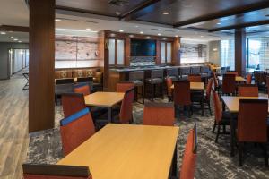Fairfield Inn & Suites by Marriott Lubbock Southwest في لوبوك: مطعم بطاولات وكراسي وبار