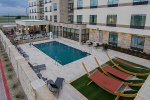 Fairfield Inn & Suites by Marriott Lubbock Southwest tesisinde veya buraya yakın yüzme havuzu