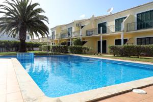 Bazén v ubytování Piedade Apartment in Lagos nebo v jeho okolí