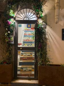 Una puerta a un refrigerador con escaleras. en Monteoliveto 33, en Nápoles