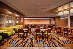 ein Restaurant mit Tischen und Stühlen und eine Bar in der Unterkunft Fairfield Inn & Suites by Marriott Pocatello in Pocatello