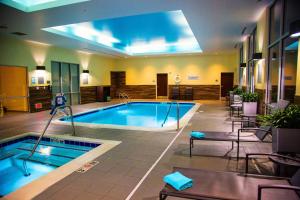 uma grande piscina num quarto de hotel em Fairfield Inn & Suites by Marriott Pocatello em Pocatello