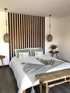 1 dormitorio con 1 cama grande y cabecero de madera en Jardim do Olival - Casa com piscina en Correlhã