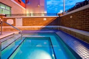 a swimming pool on top of a building at Courtyard Minneapolis Maple Grove Arbor Lakes in Maple Grove