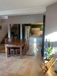 una sala da pranzo con tavolo e sedie in legno di Villa des Oliviers a Baillargues Altre 12 foto