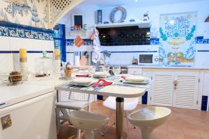 una cocina azul y blanca con mesa y taburetes en Apartamento Conde de Motrico,2, en Mutriku
