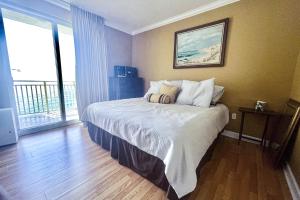 een slaapkamer met een bed en een groot raam bij Sterling Reef 1407 in Panama City Beach