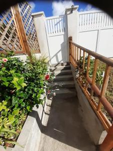 una escalera que conduce a una casa con una valla de madera en L'Amirade, en Les Galets