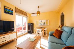 TV a/nebo společenská místnost v ubytování Vera Buda Natura. Ático apartamento con vistas al mar.