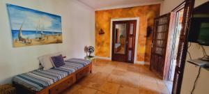 um quarto com uma cama e um quadro na parede em Casa no Residencia Familia em Canoa Quebrada