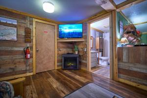 TV a/nebo společenská místnost v ubytování Steps from Downtown Pigeon Forge Parkway + Private Hottub and firepit - Wifi - Firefly Bungalows