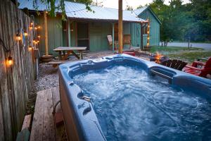 Fotografie z fotogalerie ubytování Steps from Downtown Pigeon Forge Parkway + Private Hottub and firepit - Wifi - Firefly Bungalows v destinaci Pigeon Forge