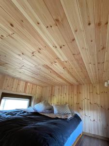 Cette chambre comprend un lit au plafond en bois. dans l'établissement Boerderij De Boshoeve, à Sellingen