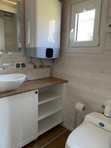 La salle de bains est pourvue d'un lavabo et de toilettes. dans l'établissement Boerderij De Boshoeve, à Sellingen