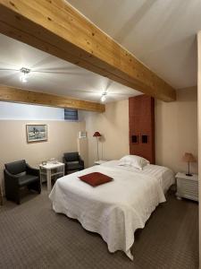 ヘントにあるB&B La Ducaleのベッドルーム1室(大きな白いベッド1台、椅子2脚付)
