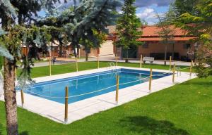 una piscina en un patio junto a una casa en Palacio del Conde de Rebolledo, en Villaviciosa de la Ribera