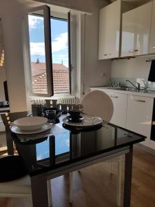 een keuken met een glazen tafel in een kamer bij Casa Pamy- Bike Friendly 9029LT1161 in Finale Ligure