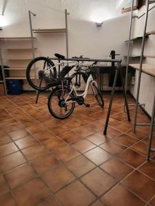 een fiets geparkeerd op een stand in een kamer bij Casa Pamy- Bike Friendly 9029LT1161 in Finale Ligure