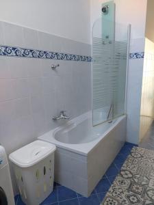 een badkamer met een bad, een toilet en een douche bij Casa Pamy- Bike Friendly 9029LT1161 in Finale Ligure
