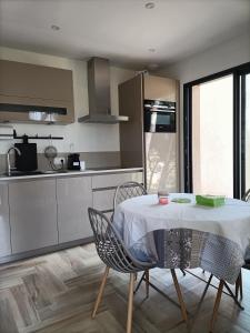 uma cozinha com mesa e cadeiras num quarto em Appartement T2 Sanary sur mer em Sanary-sur-Mer