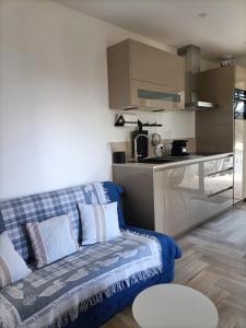 a living room with a couch and a kitchen at Appartement T2 Sanary sur mer in Sanary-sur-Mer