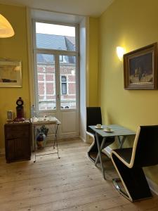 a room with a table and chairs and a window at B&B La Ducale in Ghent