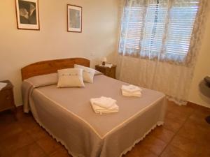 1 dormitorio con 1 cama con 2 toallas en Osteria Locanda Dalla Lina, en Mirano