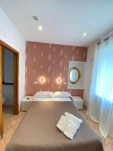 - une chambre avec un grand lit et un miroir dans l'établissement Hotel Europeo Napoli, à Naples