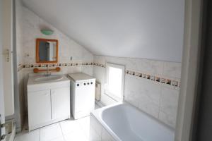 Bilik mandi di Apt with mezzanine in the heart of Vannes