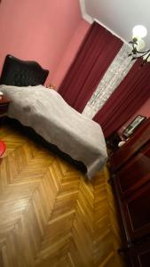 Un pat sau paturi într-o cameră la Apartament Meladze