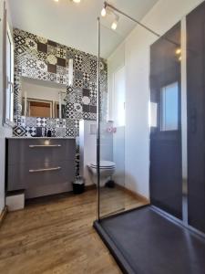 a bathroom with a glass shower and a toilet at Côté Volcan in La Plaine des Cafres