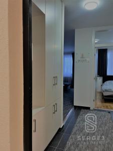um quarto com um closet e um quarto com uma cama em Apartman Sergej em Sarajevo