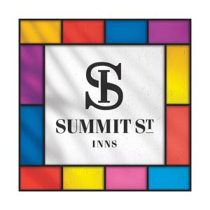 ウィンストン・セーラムにあるSummit Street Innsのステンドグラスの窓(シュニットの情報付)