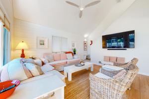 un salon avec un canapé et une télévision dans l'établissement South Bethany - 119 Elizabeth Way, à South Bethany