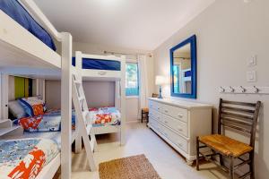 une chambre avec deux lits superposés et un bureau dans l'établissement South Bethany - 119 Elizabeth Way, à South Bethany 22 autres photos