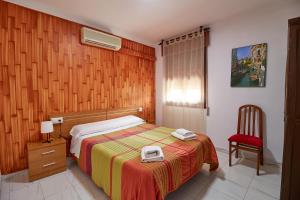 Postel nebo postele na pokoji v ubytování Hotel Virgen de los Reyes