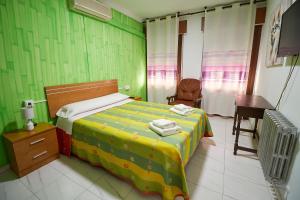 Postel nebo postele na pokoji v ubytování Hotel Virgen de los Reyes