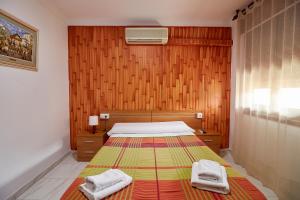 Postel nebo postele na pokoji v ubytování Hotel Virgen de los Reyes