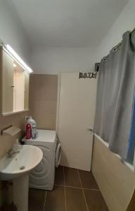 y baño con lavabo, aseo y ducha. en little apartment in kanoni en Análipsis
