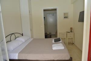 una piccola camera con letto e specchio di little apartment in kanoni a Análipsis