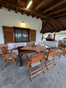 Elli's house في إيريسوس: طاولة وكراسي خشبية على الفناء