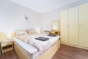 Cama grande en habitación con armarios blancos en Snow Legend Apartment with terrace en Bansko