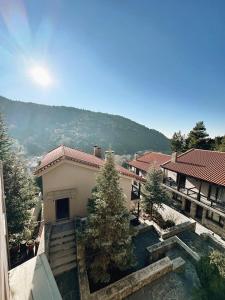 una vista aérea de una casa con una montaña en el fondo en Guesthouse Vasiliki, en Stení Dhírfios